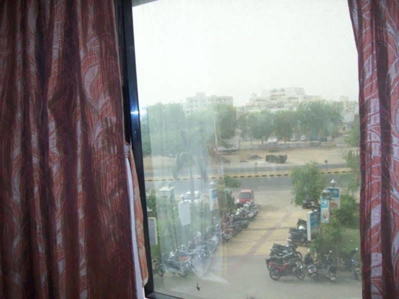 Hotel Kum Kum Adalaj Esterno foto